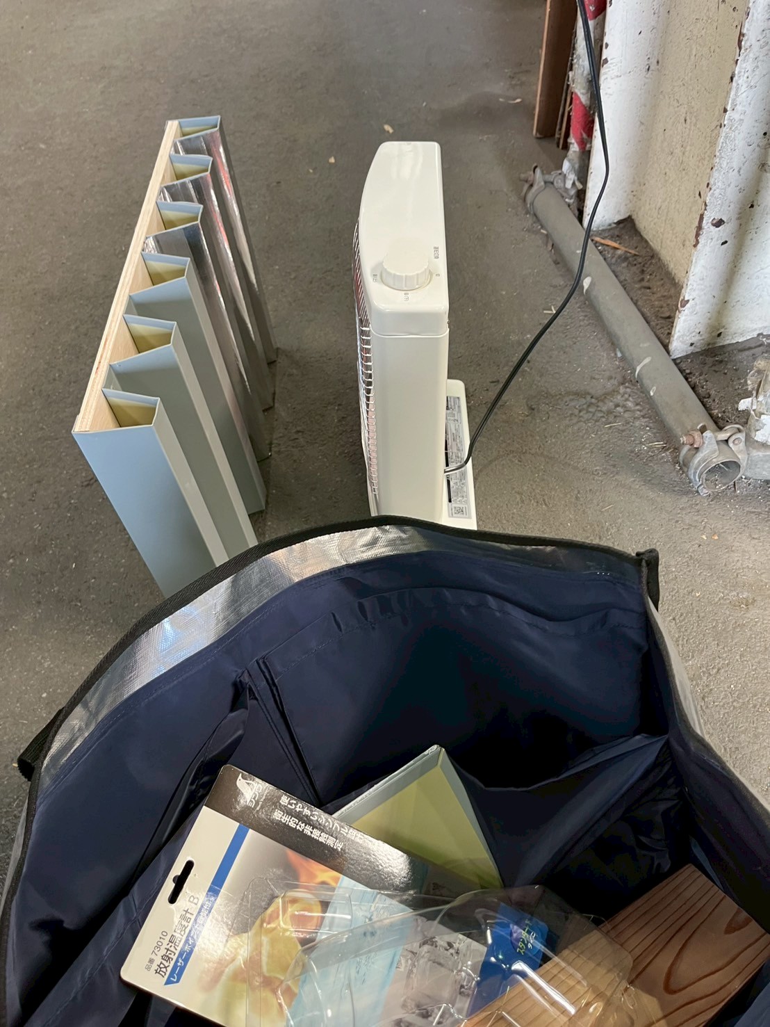 遮熱塗料屋根の模型にヒーターを当てて実験中